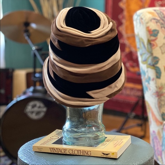 Vintage Betmar 1960’s mod velvet hat - Picture 2 of 5